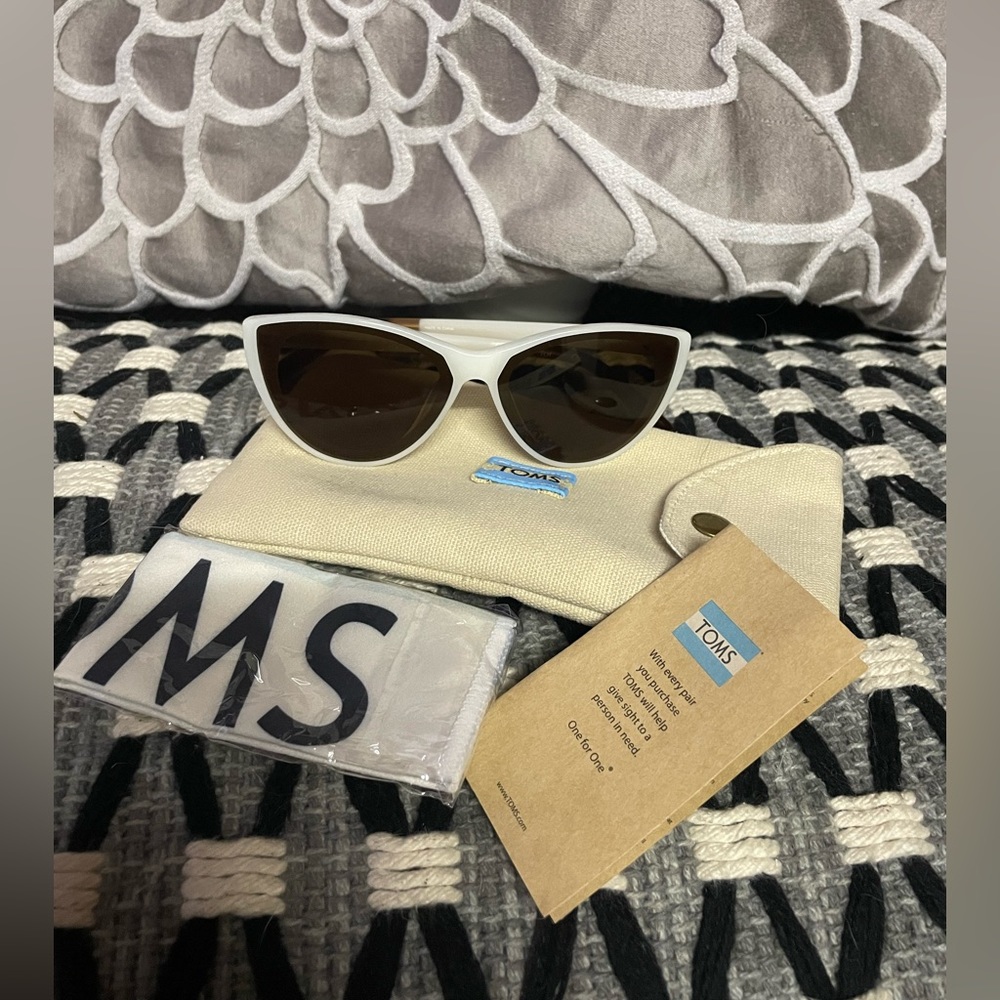 TOM’s ‘Josie’ sunglasses in white